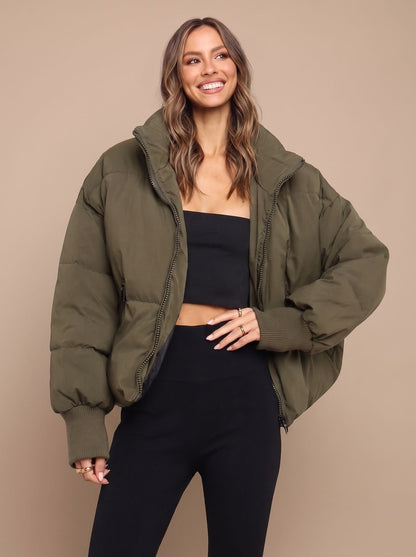 Detailansicht des Stehkragens der Damen-Steppjacke