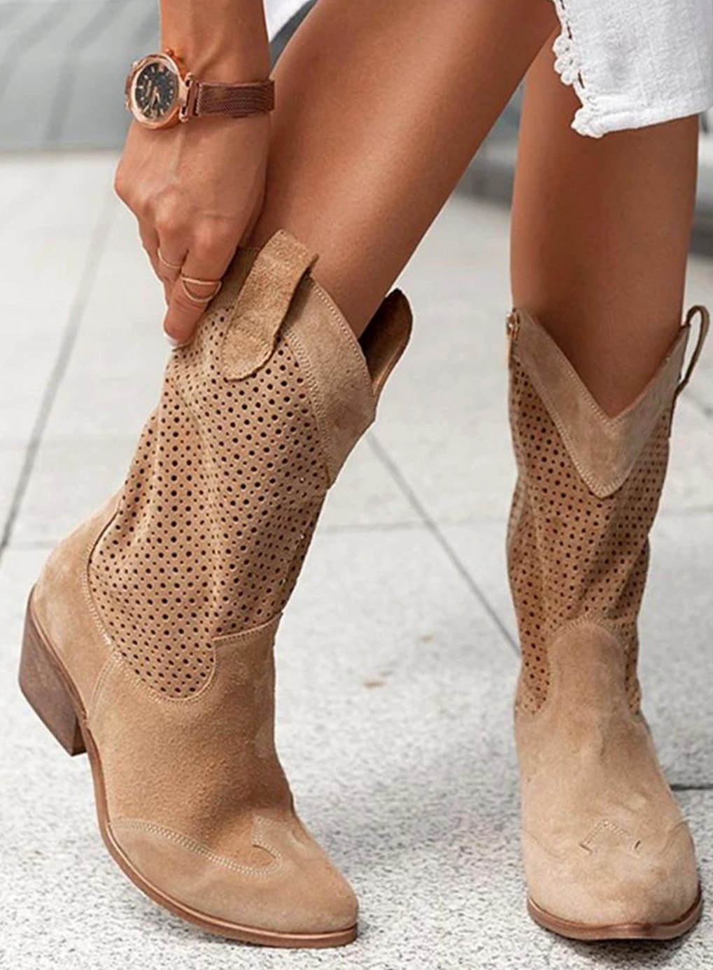 Damen-Westernstiefel aus Wildleder mit dekorativem Lochmuster bis zur Wade