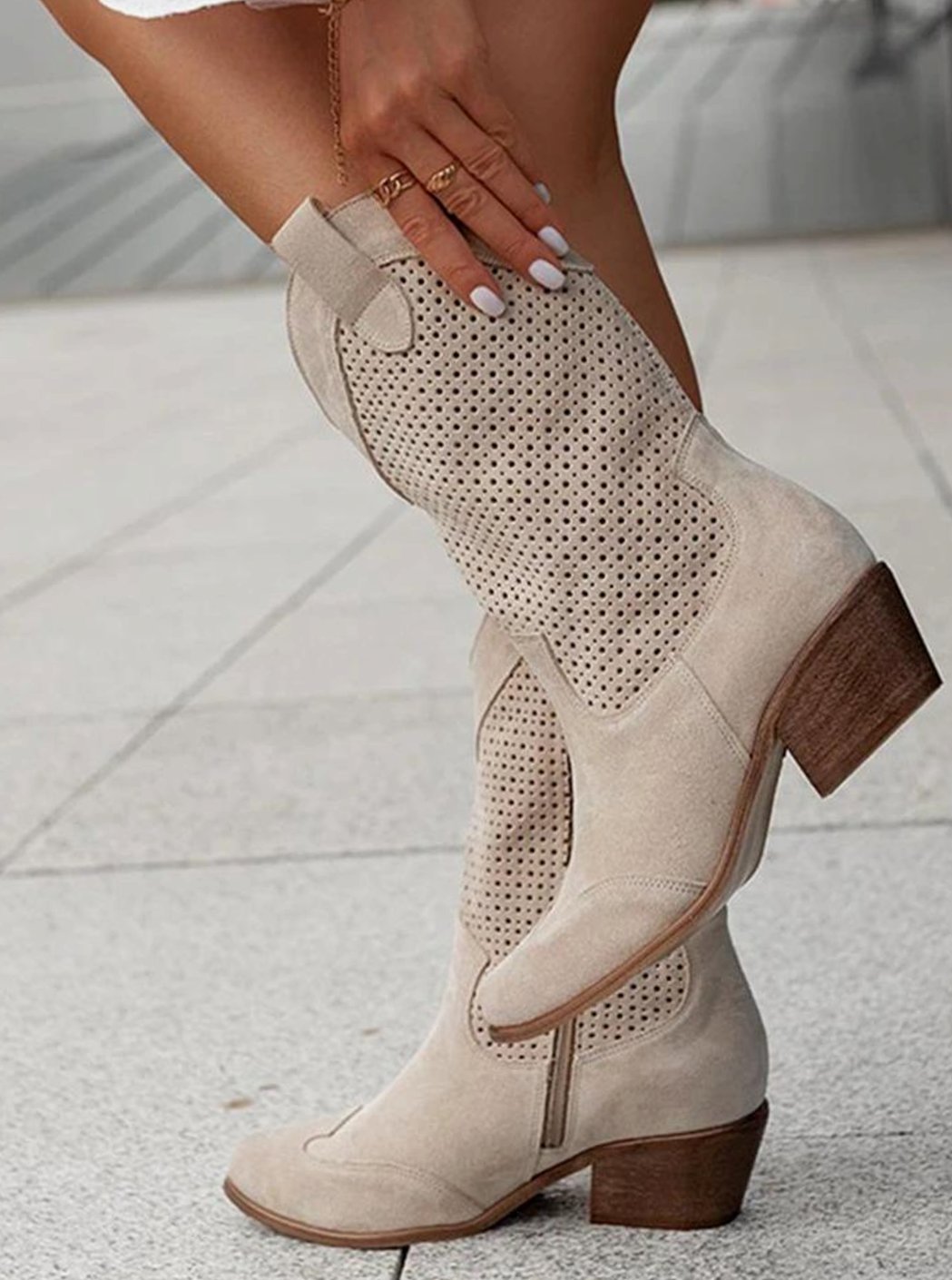 Seitenansicht der Damenstiefel im Westernstil mit durchbrochenem Muster