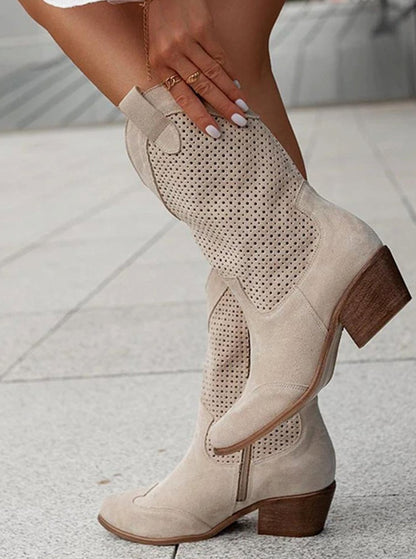 Seitenansicht der Damenstiefel im Westernstil mit durchbrochenem Muster