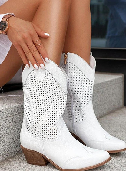 Nahaufnahme der feinen Wildlederstruktur und Perforation am Stiefel