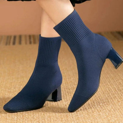 Seitliche Ansicht der Damen-Stiefeletten aus geripptem Stretchmaterial