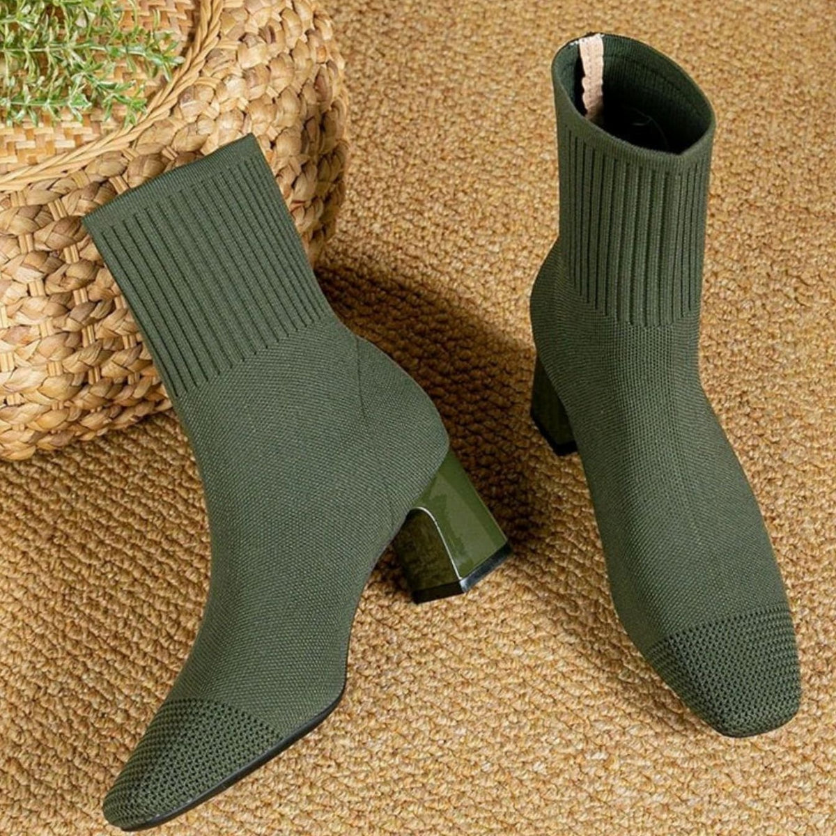 Ansicht der Profilsohle und des stabilen Blockabsatzes der Stiefeletten