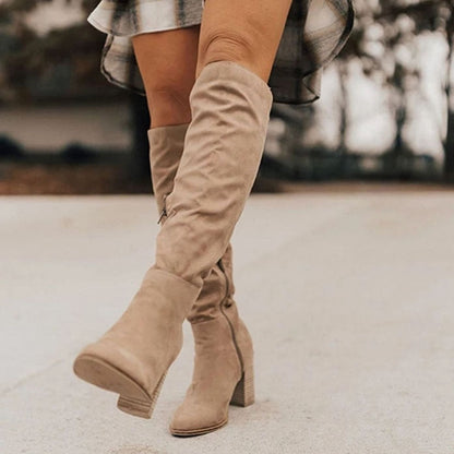 Seitenansicht der kniehohen Damenstiefel mit lässigem, gerafftem Schaft