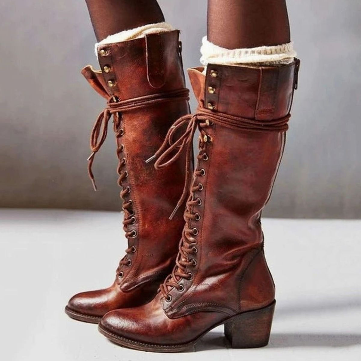 Kniehohe Damen-Schnürstiefel mit markantem Blockabsatz in der Vorderansicht