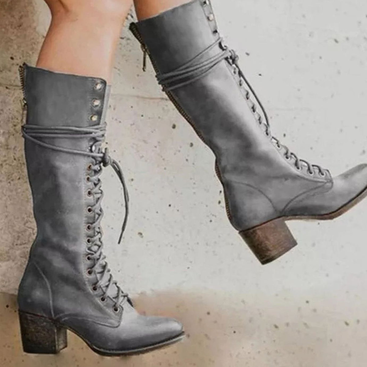 Damenstiefel mit Schnürung und kniehohem Schaft in seitlicher Ansicht