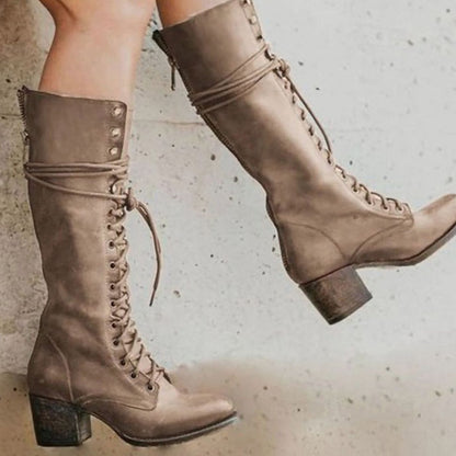 Elegante Damenstiefel mit Blockabsatz vollständig in einer Produktansicht
