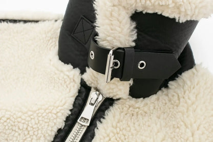 Detailansicht der flauschigen Struktur der Jacke